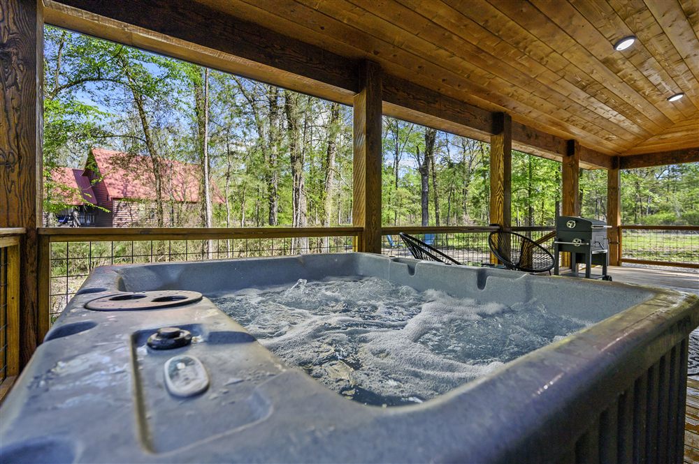 Emerald Star private hot tub on the screened porch